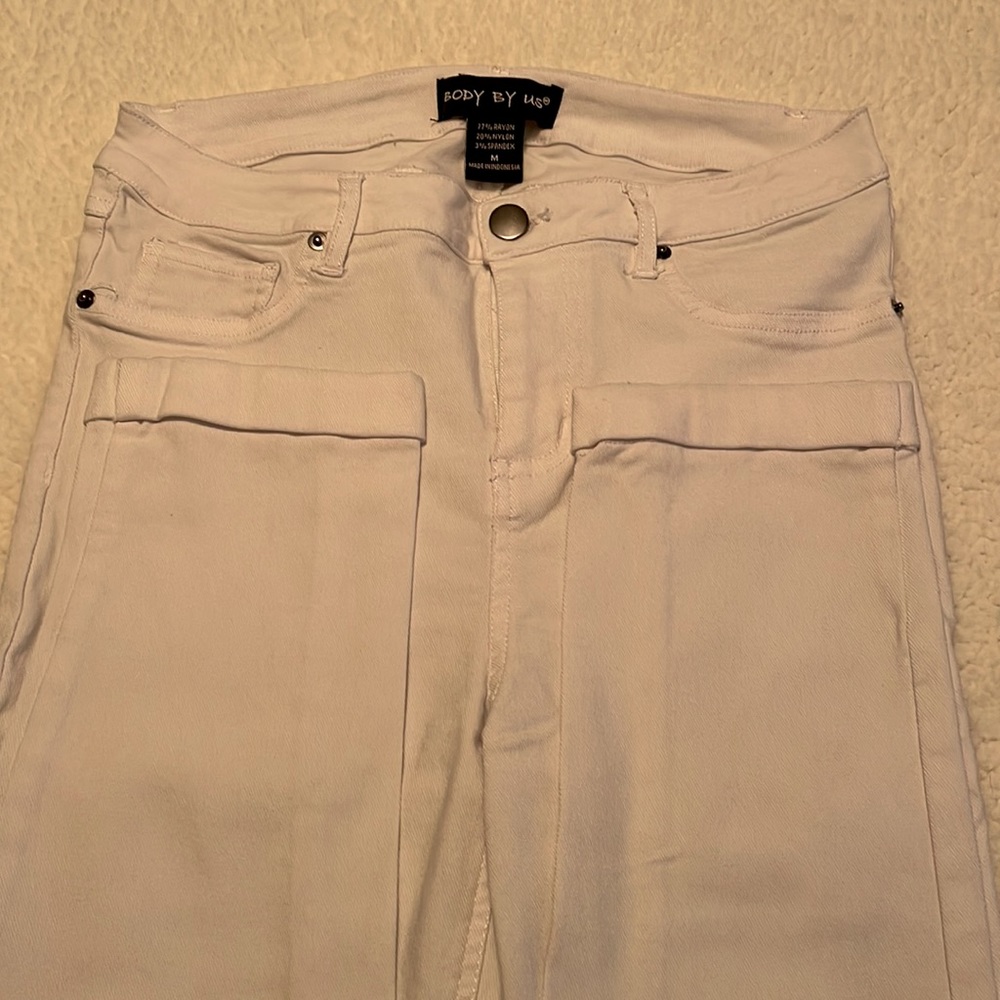 Body By Us white cuffed jeggings, size Medium. Very stretchy.